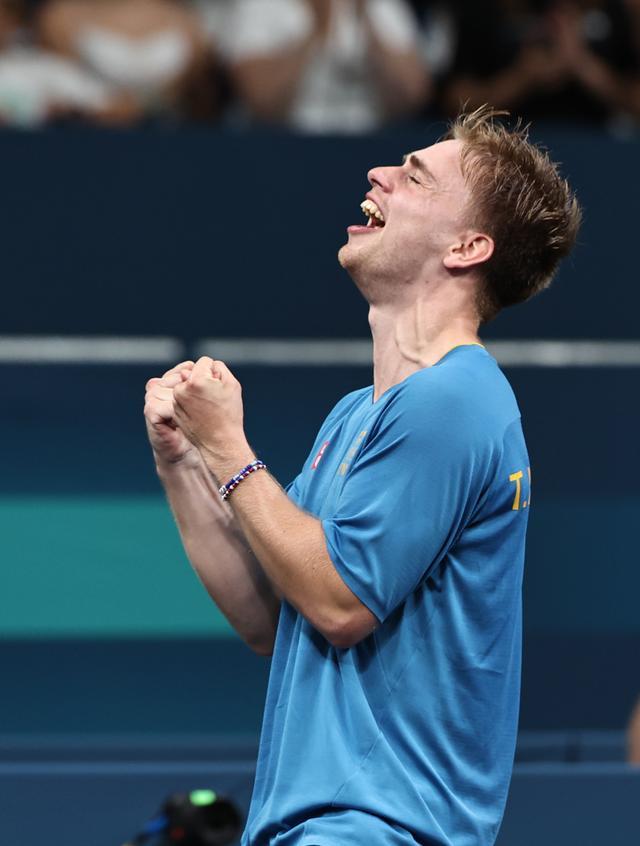 展奠定了坚 展奠定了坚